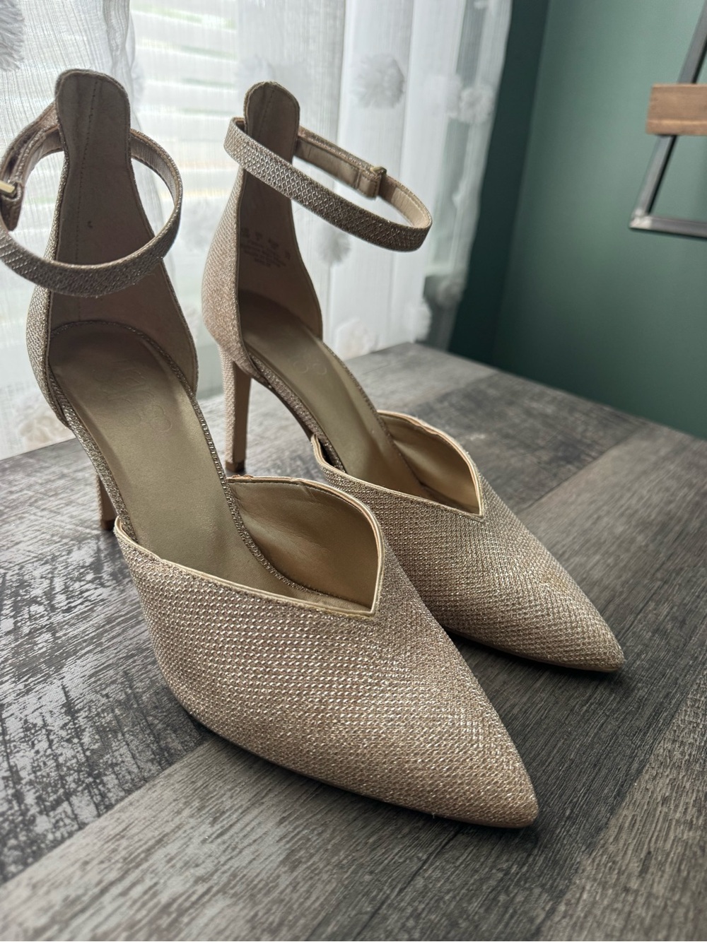 Franco Sarto Gold Shimmer Pointed Toe Heels Size 7.5